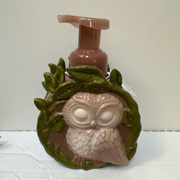 Bath & Body Works Green and Brown Owl Refillable Soap Dispenser - Picture 1 of 4